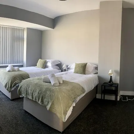 Gateway Getaway In Horsforth Sleeps 7 *