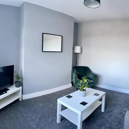 Gateway Getaway In Horsforth Sleeps 7