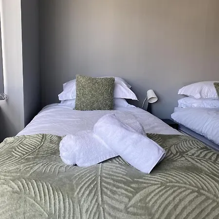 Gateway Getaway In Horsforth Sleeps 7 * Leeds (West Yorkshire)